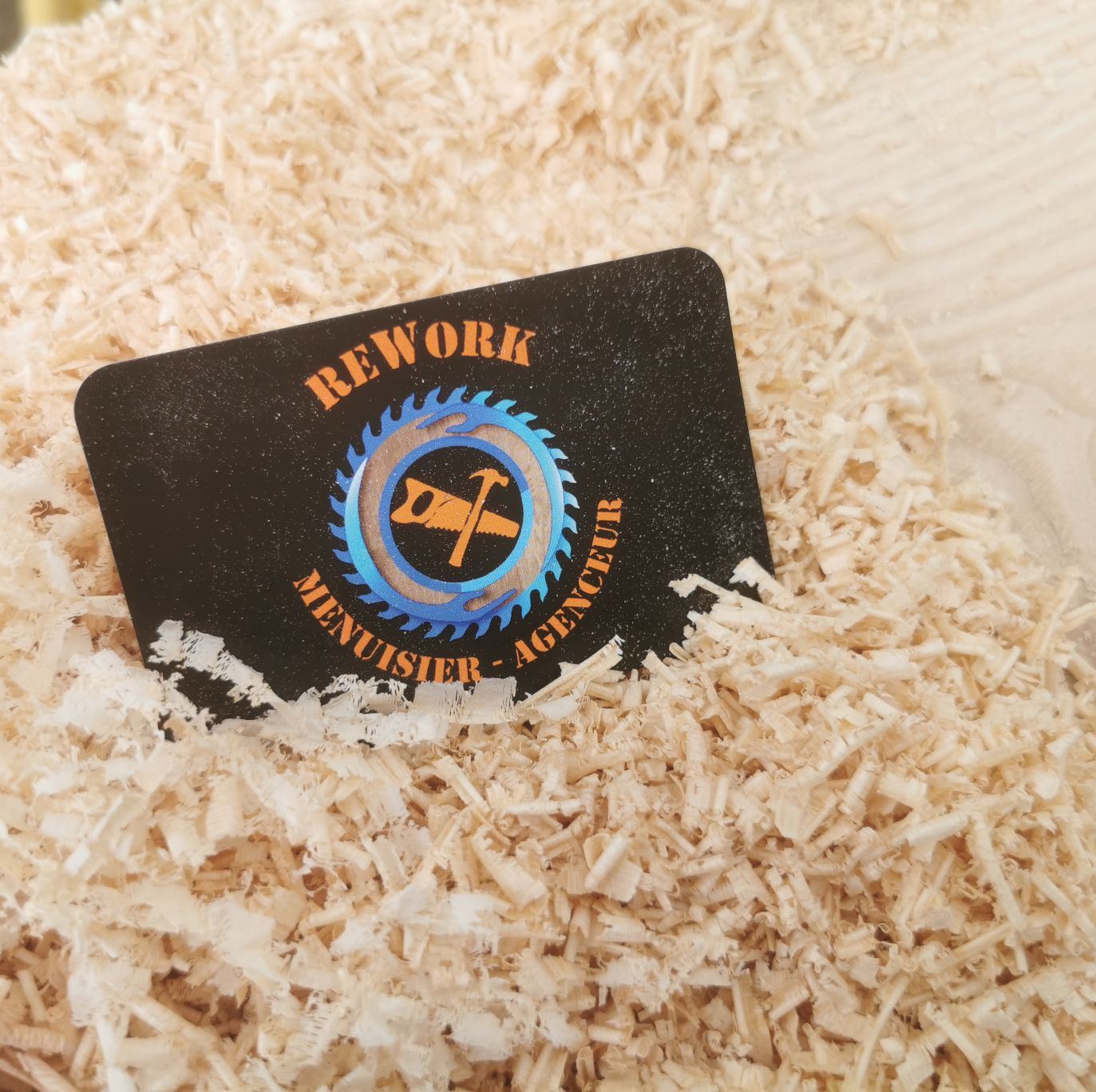 Kevin Lahousse travaillant le bois dans son atelier